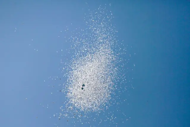 इस्रायली लष्कराने भिरकावलेली पत्रकं