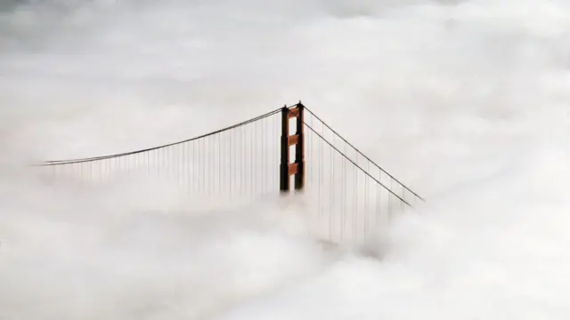 A Golden Gate em meio às nuvens