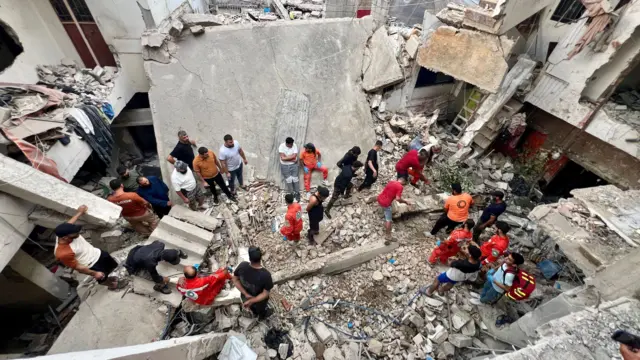 ২০২৪ সালের পয়লা অক্টোবর অনুসন্ধান ও উদ্ধারকারী দলগুলো লেবাননের সিডনে আইন আল হিলওয়েহ-এর ফিলিস্তিনি শিবিরে রাতারাতি ইসরায়েলি বিমান হামলায় নিহত ব্যক্তিদের খুঁজে বের করার চেষ্টায়