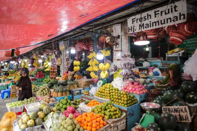 Pembeli memilih buah yang dijual di Pasar Pucang Anom, Surabaya, Jawa Timur, Rabu (25/02). Konflik Timur Tengah yang berkepanjangan dan melebar dikhawatirkan membawa kelesuan daya beli masyarakat. 