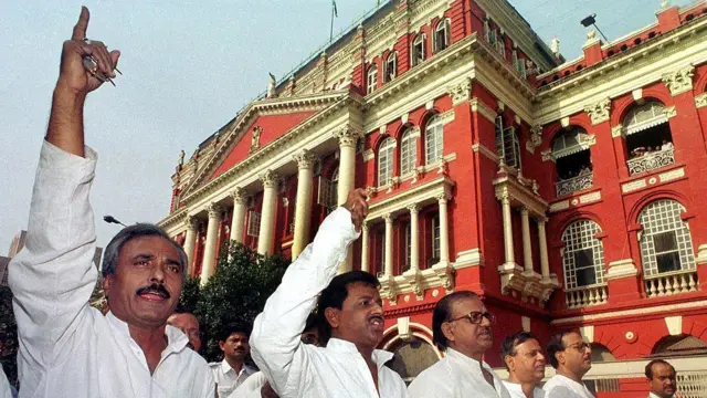 বামফ্রন্ট সরকারের আমলে রাইটার্স বিল্ডিংয়ের সামনে একটি প্রতিবাদ মিছিল