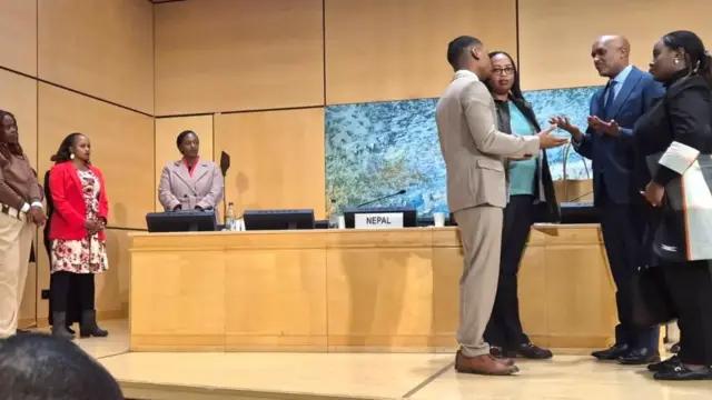 Minisitiri Ugirashebuja aganira na Amahirwa izindi ntumwa z'u Rwanda zirimo kubareba