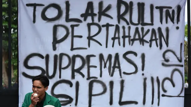 Orasi mahasiswa di depan gedung DPR