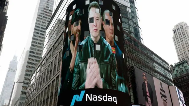 Elon Musk agaragara ku cyapa kinini i New York, kiriho ikirango cya Nasdaq, ubwo kompanyi ye SpaceX yajyaga ku mugaragaro kuri iryo soko.