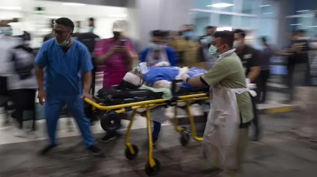 Suasana kedatangan korban kebakaran pipa bahan bakar minyak (BBM) di Depo Pertamina Plumpang, Koja, Jakarta Utara dilarikan ke Rumah Sakit Umum Daerah (RSUD) Koja. 