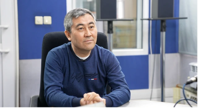 Билим берүү боюнча адис Кеңешбек Сайназаров