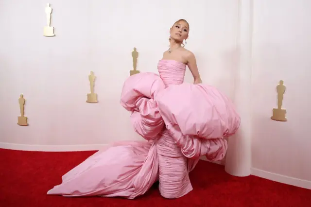 Ariana Grande vestida de Giambattista Valli en los Oscar