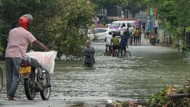 ගම්පහ දිස්ත්‍රික්කයේ අතුරු මාර්ගයක කොටසක් ජලයෙන් යටවී ඇති අයුරු