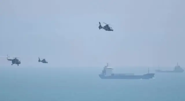 Des navires et des hélicoptères militaires chinois