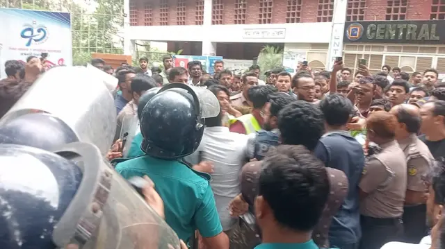 পুলিশ এবং বিশ্ববিদ্যালয় প্রশাসনের উপস্থিতিতেই মারধরের ঘটনা ঘটে