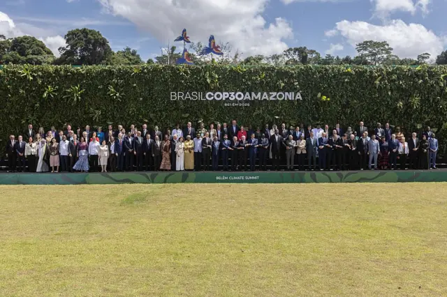 Chefes de Estado posam para foto durante a Conferência do Clima da ONU, a COP30, em Belém (PA).