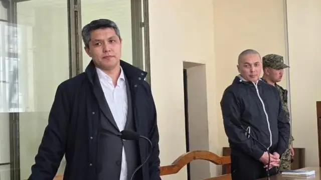 Эрнис Жээнтаев (оңдо) жактоочусу Нурбек Сыдыков менен