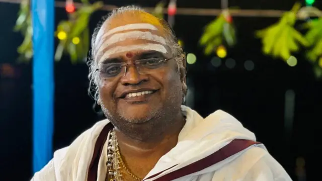 సంబంధం గురుకుల్, ఆలయ ప్రధాన అర్చకులు