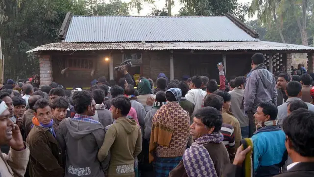 ২০১৫ সালে রাজশাহীতে আহমদীয়াদের একটি মসজিদে আত্মঘাতী বোমা বিস্ফোরণের পর স্থানীয় লোকজনের ভিড়।