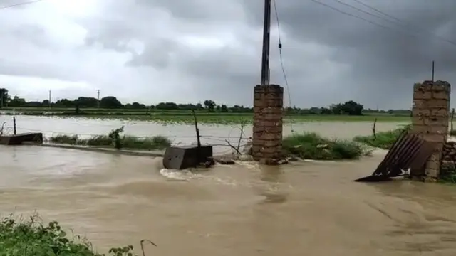 ખેતરમાં પાણી