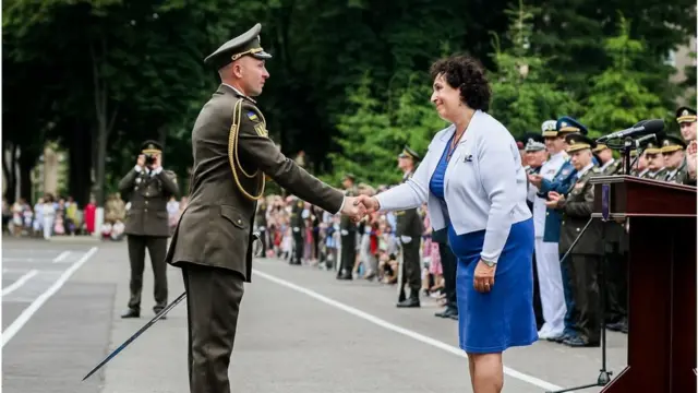 пані посол Мелінда Сіммонс