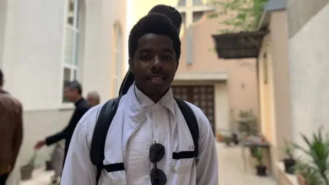 Глоди у дворишту језуитке цркве са инструментом на леђима