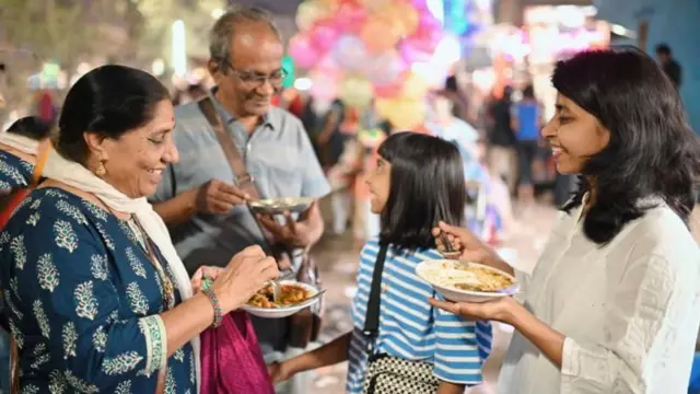 ਖਾਣਾ ਖਾ ਰਹੇ ਲੋਕ