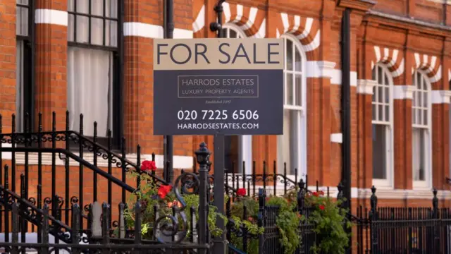 যুক্তরাষ্ট্র সরকার ঋণ-খেলাপি হলে সারা বিশ্বেই এর প্রভাব পড়বে, বাড়ি কেনার ঋণের জন্য সুদের হারও বেড়ে যাবে অনেক দেশে। 