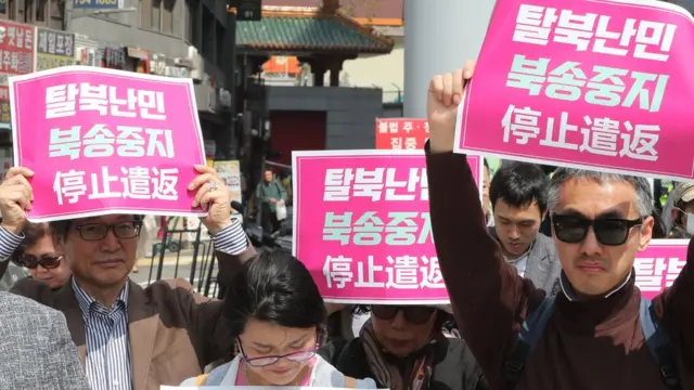 인권단체 회원들이 2018년 4월 중국 대사관 인근에서 강제북송 중단을 촉구하고 있다
