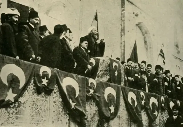 Sheikhul Islam Mustafa Khair Effendi, wanda shi ne babban jagoran addini a Daular Usmaniyya, ya yi kira ga Musulmi da su ƙaddamar da jihadi kan Rasha, Birtaniya da Faransa