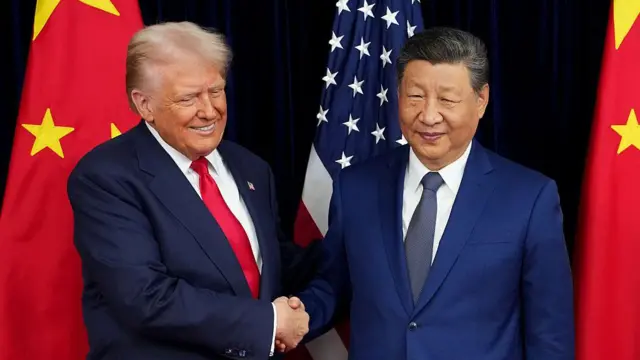 El presidente estadounidense Donald Trump saluda al presidente chino Xi Jinping antes de una reunión bilateral en la Base Aérea de Gimhae el 30 de octubre de 2025 en Busan, Corea del Sur. Trump se reúne con Xi por primera vez desde que asumió su segundo mandato, tras meses de creciente tensión entre ambos países.
