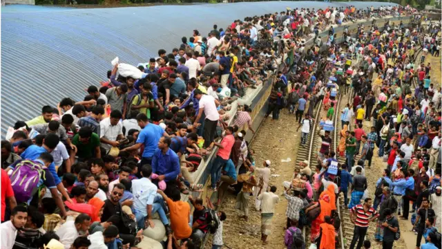 ডেঙ্গু আতঙ্কের মধ্যেই ঈদ উপলক্ষ্যে গ্রামের বাড়িতে ফিরছে মানুষ