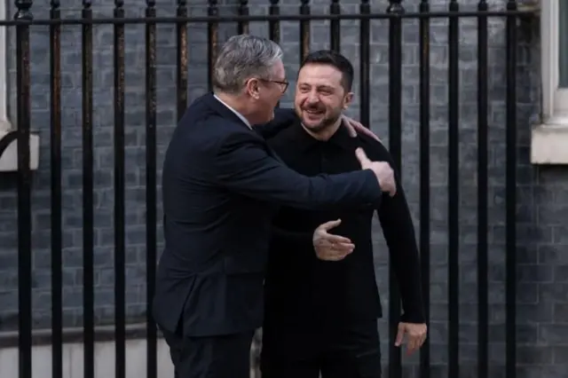 ভলোদিমির জেলেনস্কিকে উষ্ণ অভ্যর্থনা জানিয়েছেন যুক্তরাজ্যের প্রধানমন্ত্রী।
