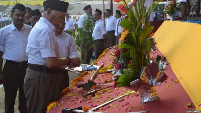 શસ્ત્રપૂજન કરી રહેલા મોહન ભાગવતની તસવીર