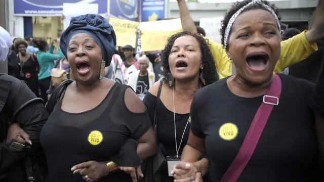 Mulheres protestam contra mortesesporte da sorte funciona mesmojovens negros