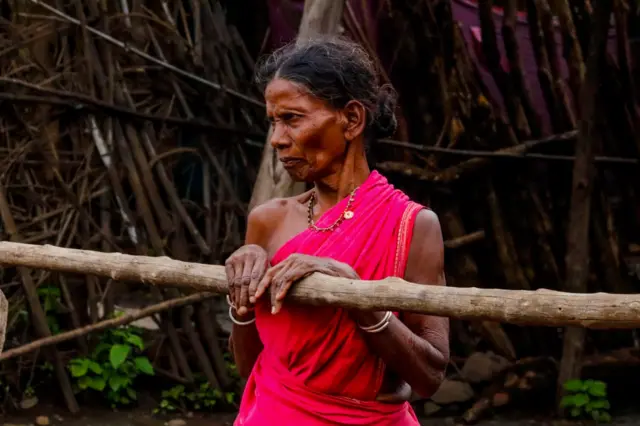 రాజ్ గోండ్ ఆదివాసీ వృద్ద మహిళలు 