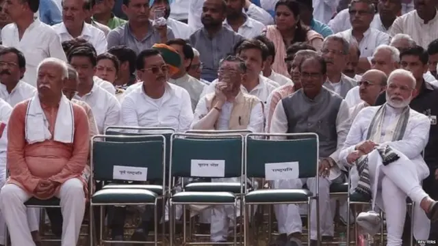 मोहन भागवत आणि नरेंद्र मोदी