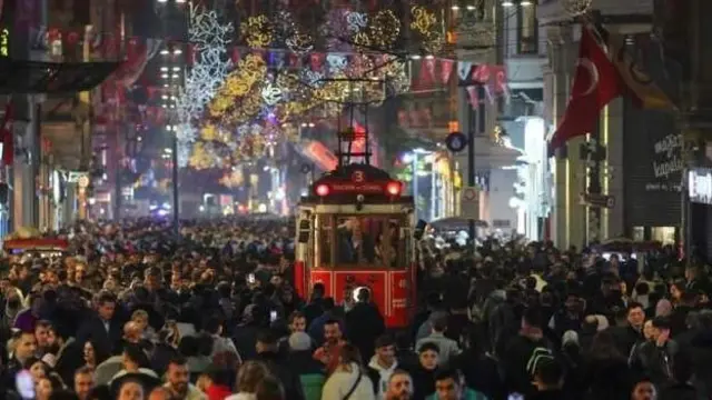 Стамбулдагы Истикляль көчөсүндөгү майрам