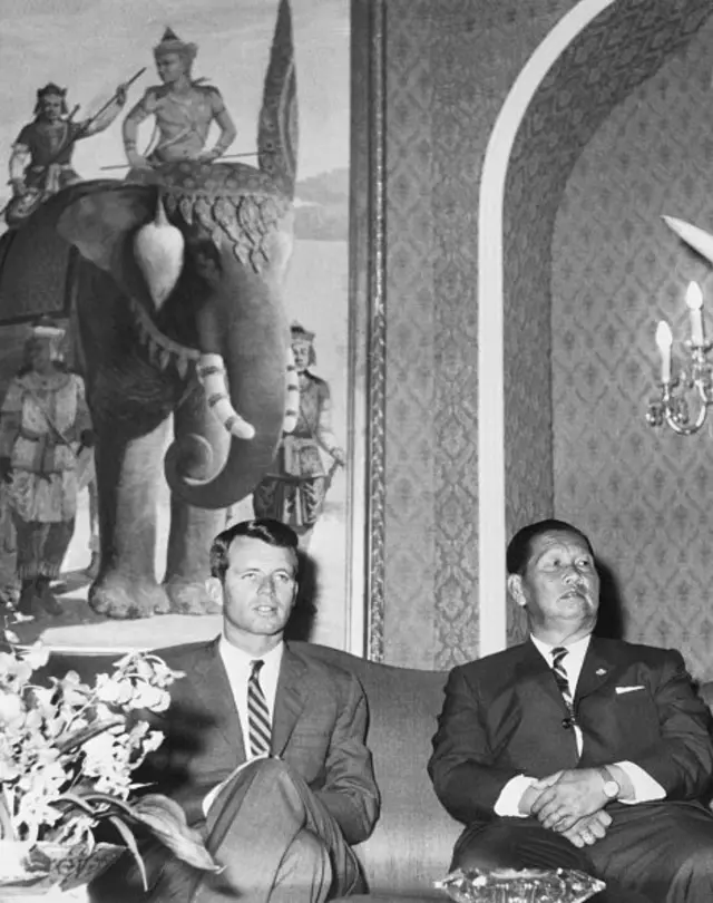 โรเบิร์ต เอฟ เคนเนดี รัฐมนตรีกระทรวงยุติธรรมของสหรัฐฯ (ซ้าย) เข้าพบจอมพลสฤษดิ์ ธนะรัชต์ นายกรัฐมนตรีของไทยในขณะนั้น เมื่อวันที่ 19 ก.พ. 2505