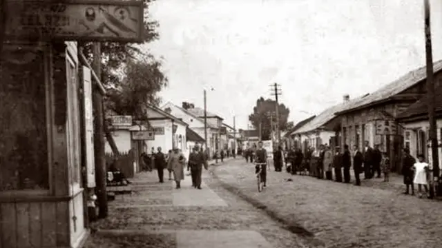 Сарни. вулиця Весела, де розташовувалася мануфактурна лавка родини батька