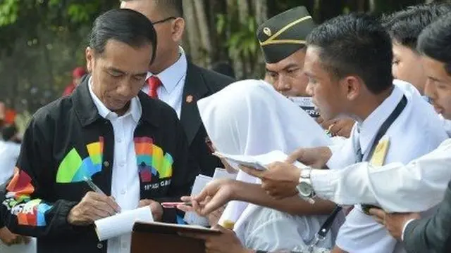 Presiden Joko Widodo pada Kamis bertemu pengurus OSIS SMA berprestasi di Istana Bogor.
