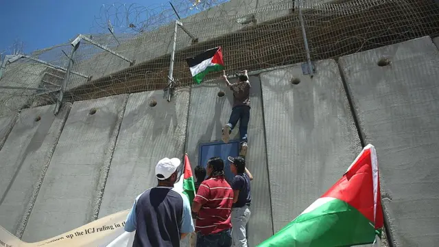 Trepar el muro parece una tarea imposible