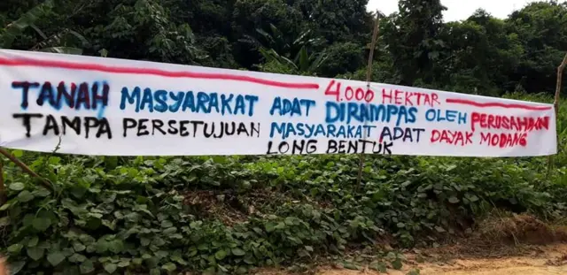 Masyarakat adat Dayak Modang Long Wai, Kutai Timur, Kalimantan Timur, memportal jalan desa dari aktivitas penyaluran sawit.