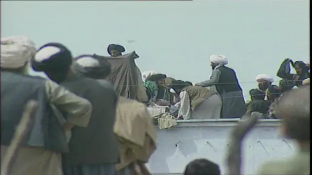 ملا عمر د اسلام پیغمبر سره تړلې «مبارک څادر» ښودلو کې دی