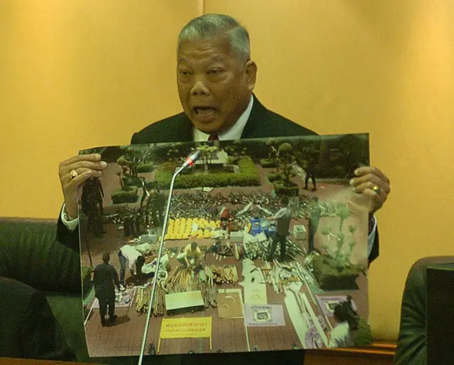 นายสมัคร สุนทรเวช อดีตนายกรัฐมนตรี แสดงภาพที่อ้างว่าเป็นภาพของกลุ่มผู้ชุมนุมพันธมิตรฯ เมื่อเดือน ส.ค. 2551 