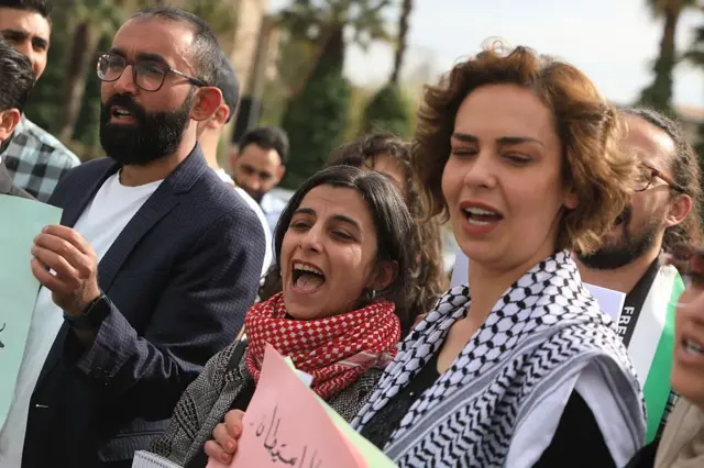 İsrail'in saldırıları Şam'daki Emevi Meydanı'nda protesto edildi.