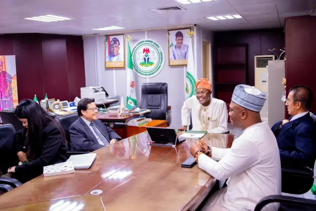 Ọgbẹni Adeniyi nibi ijokojiriro pẹlu awọn aṣoju ijọba ilẹ okeere kan ni ọfiisi rẹ niluu Abuja