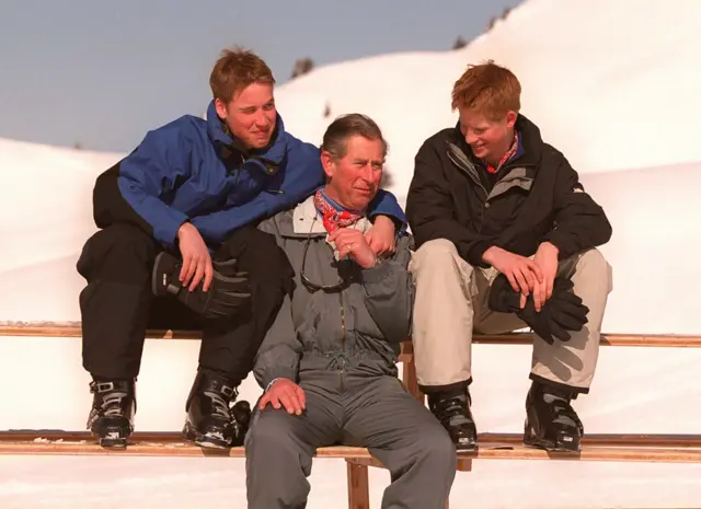 Rei Charles 3º com seus filhos príncipe William, à esquerda, e príncipe Harry durante férias em resort de ski na Suíça em 6 de abril de 2000