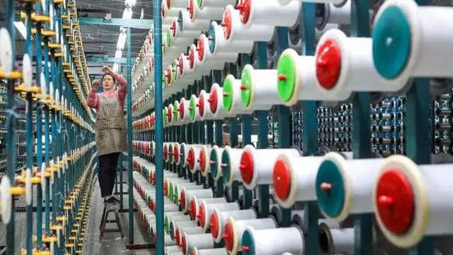 Фото жінки за роботою на текстильному виробництві