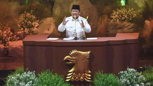 Presiden yang juga Ketua Umum Partai Gerindra Prabowo Subianto menyampaikan pidato saat perayaan HUT Ke-17 Partai Gerindra di Sentul International Convention Center, Bogor, Jawa Barat, Sabtu (15/2/2025).