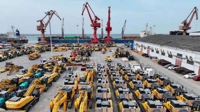 Un puerto en China con tractores listos para embarcar