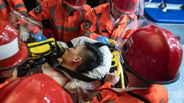 Gizli bir istihbarat yetkilisi olduğu öne sürülen kişi, doktorlar tarafından götürüldü