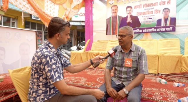 যোগিন্দর ওয়ালিয়া (ডান দিকে)। 