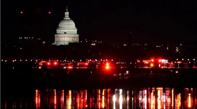 Serviços de emergência em ação no Rio Potomac, com o edifício do Capitólio dos EUA atrás