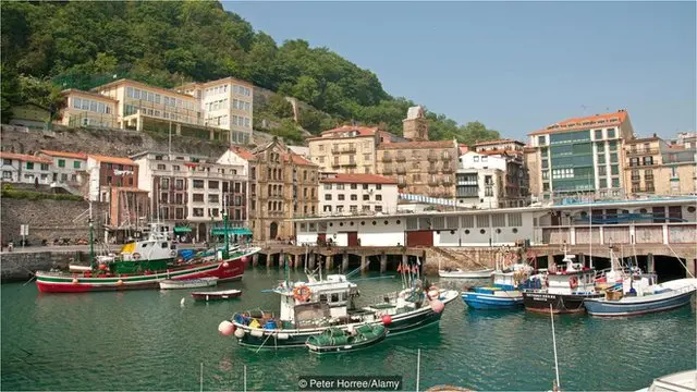 第一所巴斯克語學校"伊斯卡拉托拉(iskatola)",於1914年在海濱小鎮聖塞巴斯蒂安建立。